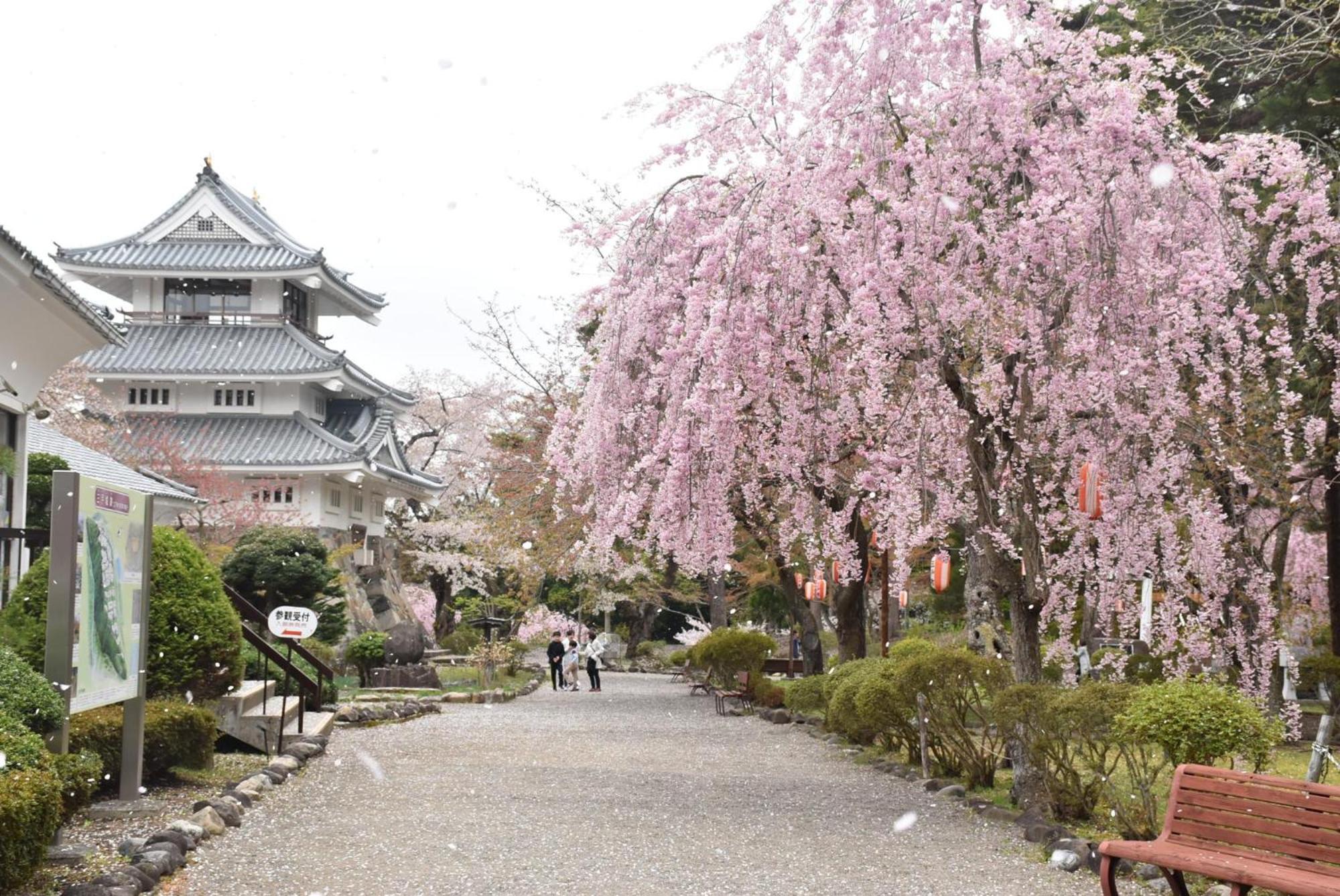 青森伝統芸能を楽しめる繭子の宿 Hacsinohe Kültér fotó
